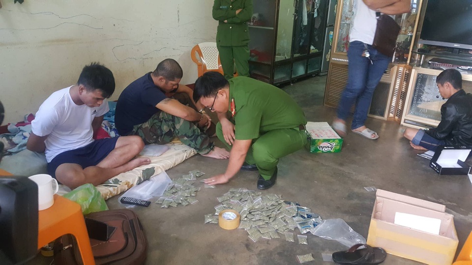 2 đối tượng bị bắt quả tang cùng tang vật