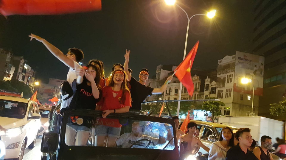 Việt Nam - Đêm không ngủ mừng chiến thắng lịch sử - 5
Cảm xúc dâng trào sau chiến thắng đến nghẹt thở của các cầu thủ U23