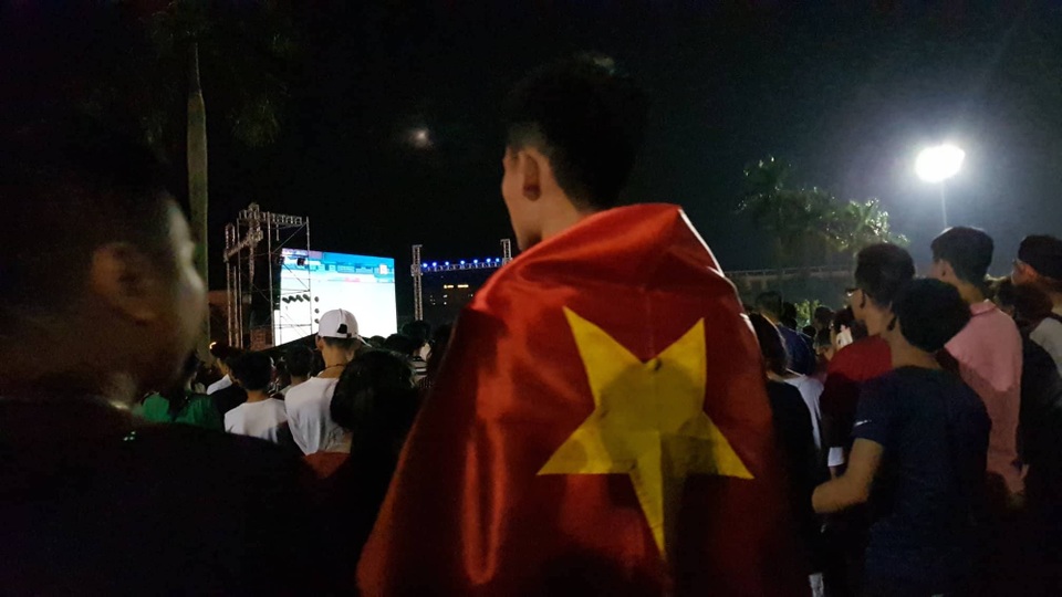 Quê nhà vỡ òa hạnh phúc khi Olympic Việt Nam giành chiến thắng - 10
Bất chấp cái nóng hừng hực của thời tiết... (Ảnh: Nguyễn Duy)
