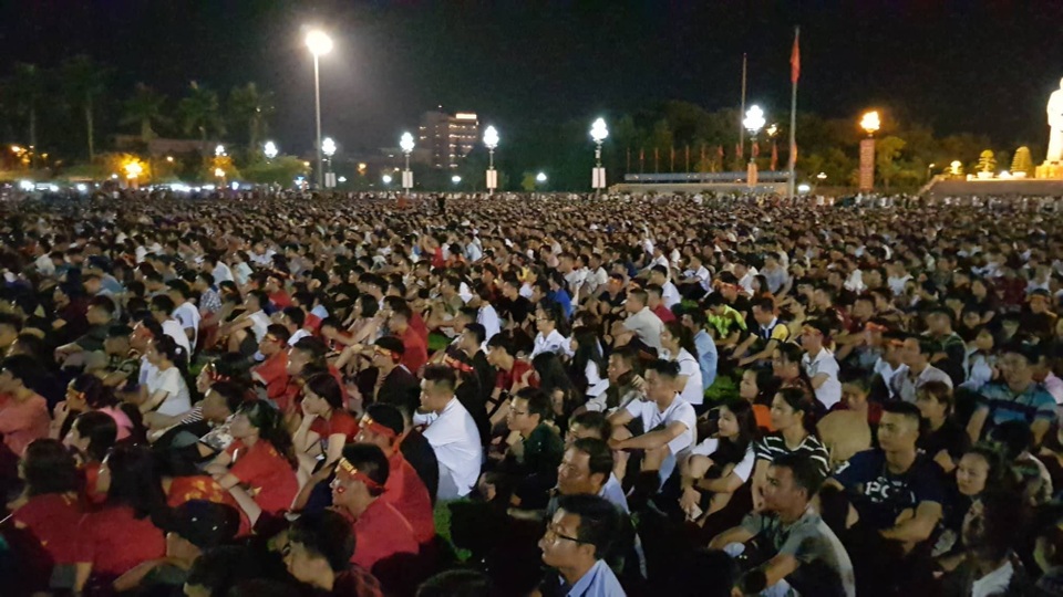 Quê nhà vỡ òa hạnh phúc khi Olympic Việt Nam giành chiến thắng - 9
Hàng nghìn người tập trung theo dõi trận đấu tại Quảng trường Hồ Chí Minh (TP Vinh, Nghệ An)