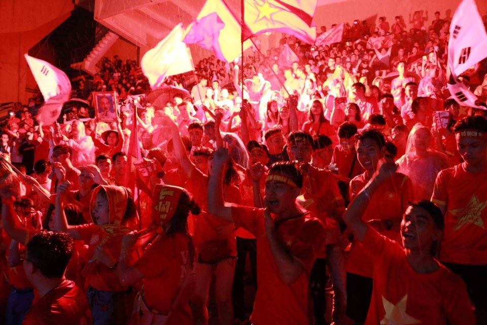 Quê nhà vỡ òa hạnh phúc khi Olympic Việt Nam giành chiến thắng - 12
20h08, sân Hàng Đẫy (Hà Nội) rực lửa