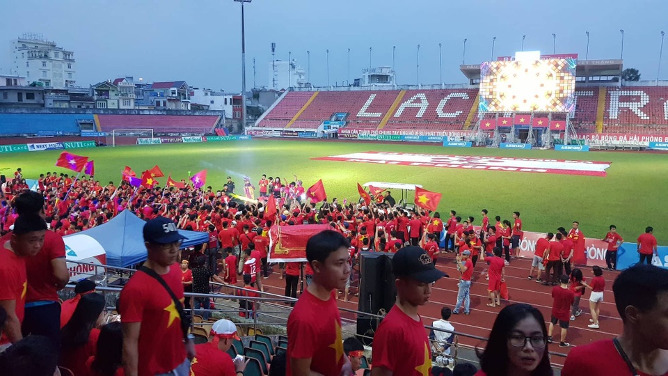 Quê nhà vỡ òa hạnh phúc khi Olympic Việt Nam giành chiến thắng - 15
Sân vận động Hàng Đãy cũng được nhuộm đỏ rực bởi áo đỏ, cờ, băng rôn... từ trước khi bóng lăn hàng giờ đồng hồ. (Ảnh: Hải Sâm)