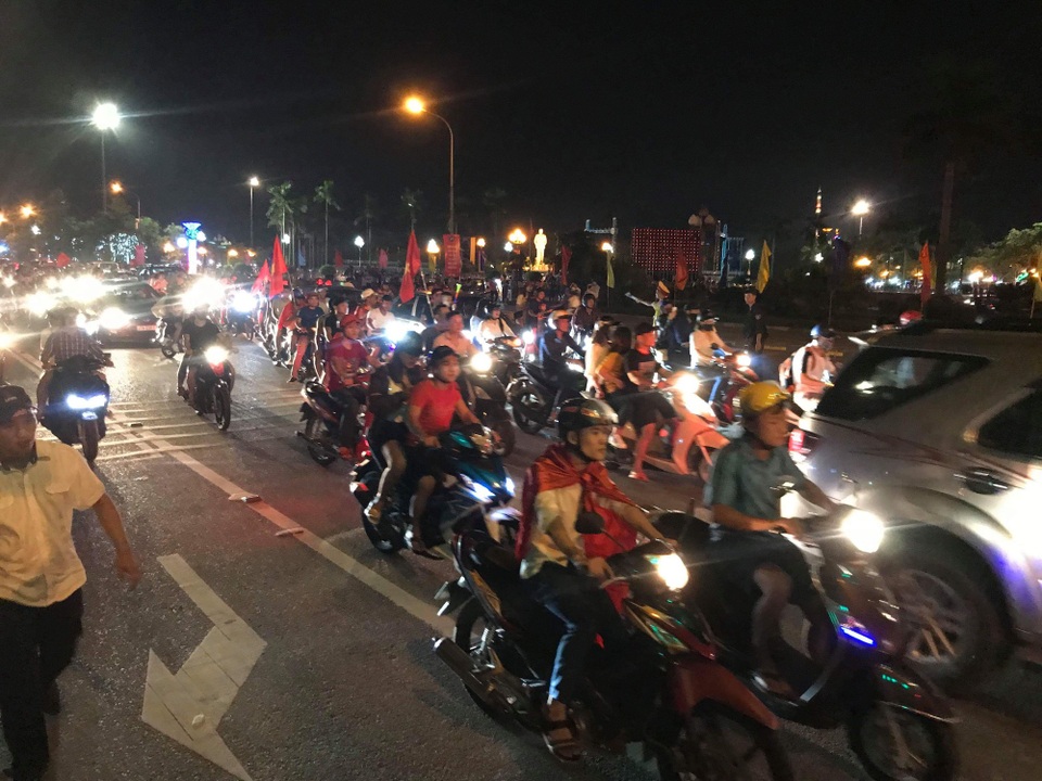 Việt Nam - Đêm không ngủ mừng chiến thắng lịch sử - 29
Tại TP Vinh sau khi trận đấu kết thúc hàng vạn người dân đổ ra các ngả đường. Anh Nguyễn Văn Hạnh chia sẻ: Đây là một trận đấu khó khăn đối với đội tuyển Việt Nam, bởi các cầu thủ Syria rất cao to. Nhưng bằng các phẩm chất vốn có của mình cũng như sự tài tình cầm quân của HLV Hàn Quốc đã làm nên một trận đấu quá tuyệt vời. Xin được chúc mừng đội tuyển Việt Nam.