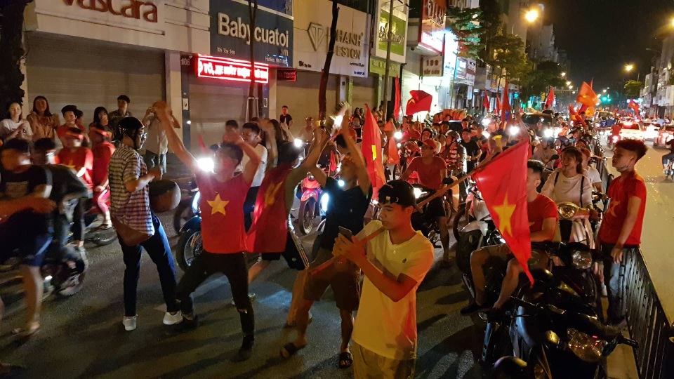 Việt Nam - Đêm không ngủ mừng chiến thắng lịch sử - 2
Một nhóm CĐV nhảy múa ăn mừng trên đường Tây Sơn (Hà Nội).