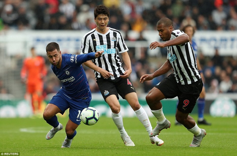 Newcastle 1-2 Chelsea: Pha "đốt đền" tai hại - 3
Hazard (trái) thi đấu trọn 90 phút, khác với phát biểu của Sarri trước trận đấu khi nói cầu thủ người Bỉ chỉ thi đấu được 50 - 60 phút