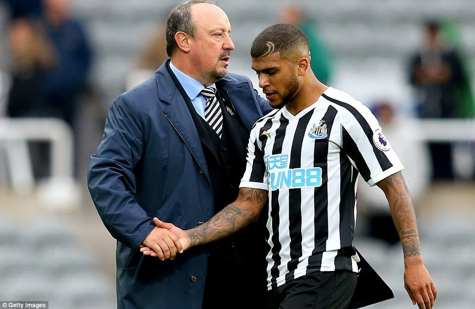 Newcastle 1-2 Chelsea: Pha "đốt đền" tai hại - 1
Yedlin (phải) vừa sắm vai người hùng đã trở thành tội đồ của Newcaslte