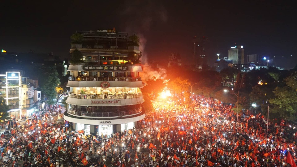 "Biển người" mừng chiến thắng của Olympic Việt Nam ở hồ Hoàn Kiếm - 1 "Biển người" mừng chiến thắng của Olympic Việt Nam ở hồ Hoàn Kiếm - 1
