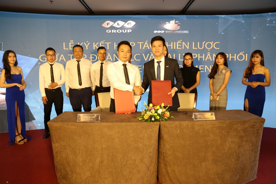 Lễ ký kết hợp đồng đại lý phân phối chính thức dự án FLC Green Apartment - 1 Ông Phạm Văn Nam (bên phải) – Phó Trưởng ban Kinh doanh Tập đoàn FLC bắt tay hợp tác cùng ông Trịnh Xuân Minh (bên trái) – Giám đốc Kinh doanh Hải Phát Land