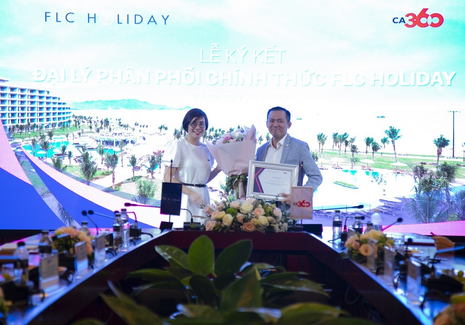 Ra mắt đại lý phân phối chính thức của FLC Holiday - 3 Đại diện FLC Holiday và CMG.ASIA chúc mừng sự hợp tác thành công