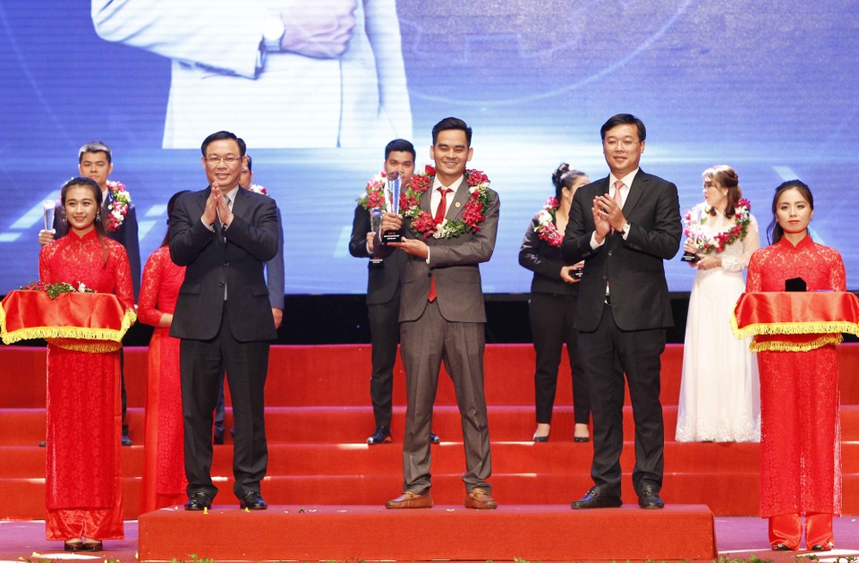Vinh danh top 10 doanh nhân trẻ khởi nghiệp xuất sắc 2018 - 1 Phó Thủ tướng Vương Đình Huệ (bên trái ảnh) và Chủ tịch Hội LHTN Việt Nam Lê Quốc Phong (bên phải ảnh) trao giải cho Top 10 Doanh nhân trẻ khởi nghiệp xuất sắc 2018