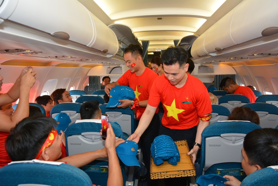 5 chuyến bay “chuyên cơ” đưa CĐV Việt Nam đi Indonesia cổ vũ bán kết bóng đá - 2 Trên máy bay Vietnam Airlines đi Indonesia ngày 27/8