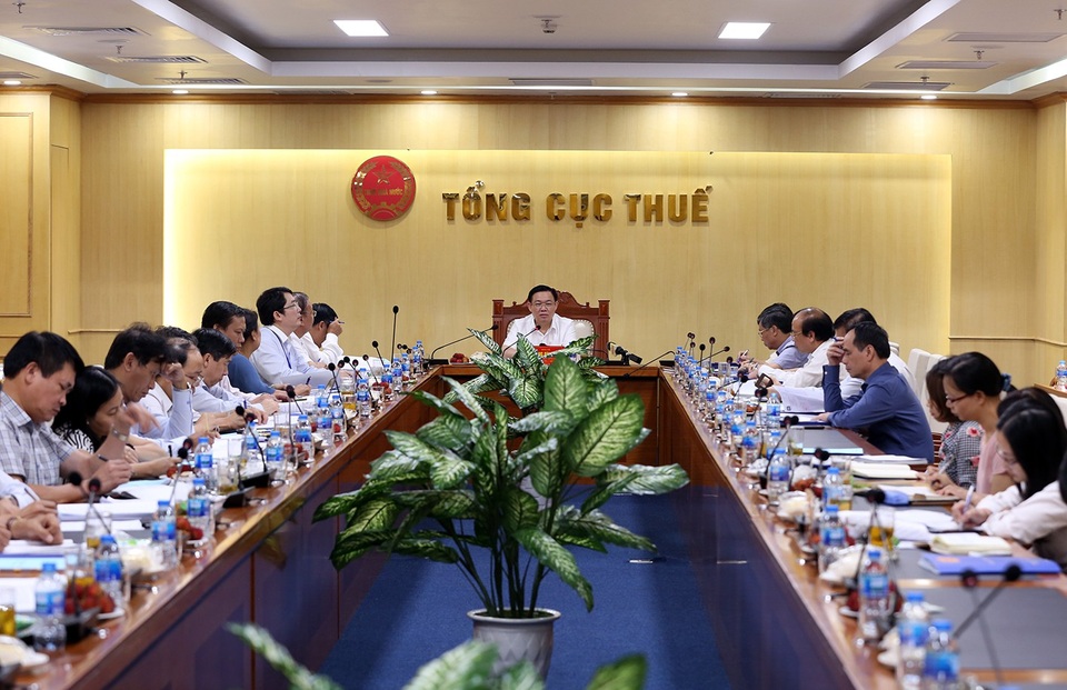 Mua hoá đơn từ doanh nghiệp “ma” để gian lận hoàn thuế? - 2 Phó Thủ tướng yêu cầu sửa đổi Luật quản lý thuế phải tạo công bằng cho tất cả các đối tượng nộp thuế.