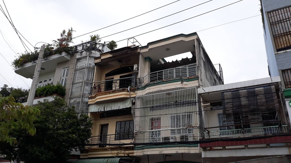 Cháy nhà 3 tầng, 1 người tử vong - 1 Căn nhà 3 tầng (giữa) xảy ra hỏa hoạn