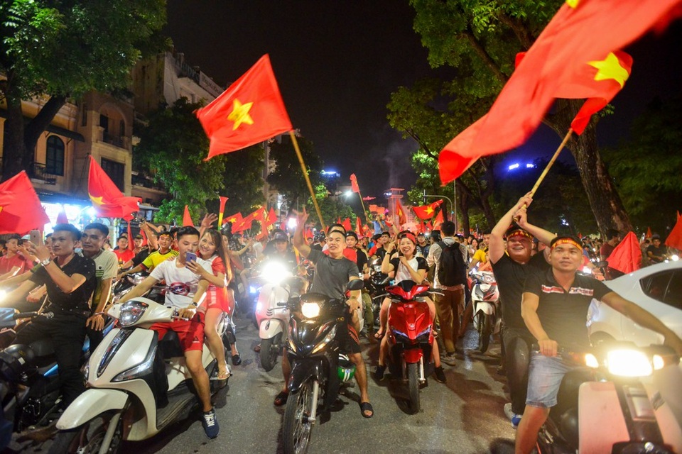 Hình ảnh hàng trăm nghìn người reo mừng chiến thắng của Olympic Việt Nam nhìn từ trên cao - 7 Hình ảnh hàng trăm nghìn người reo mừng chiến thắng của Olympic Việt Nam nhìn từ trên cao - 7
