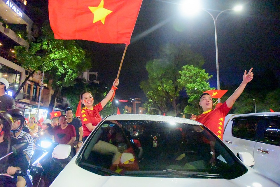 Hình ảnh hàng trăm nghìn người reo mừng chiến thắng của Olympic Việt Nam nhìn từ trên cao - 14
Mọi người cùng hát vang bài ca: Như có Bác Hồ trong ngày vui đại thắng.