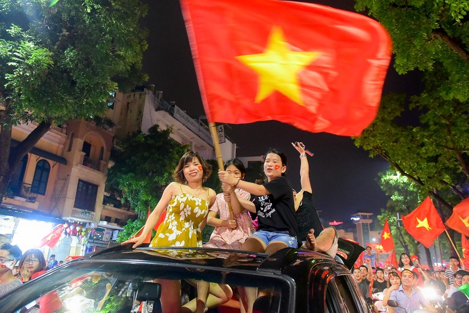 Hình ảnh hàng trăm nghìn người reo mừng chiến thắng của Olympic Việt Nam nhìn từ trên cao - 15 Hình ảnh hàng trăm nghìn người reo mừng chiến thắng của Olympic Việt Nam nhìn từ trên cao - 15