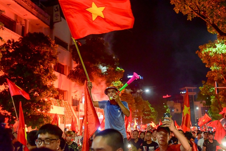 Hình ảnh hàng trăm nghìn người reo mừng chiến thắng của Olympic Việt Nam nhìn từ trên cao - 10
Tiếng kèn hoà cùng tiếng hô vang của người dân bên đường.