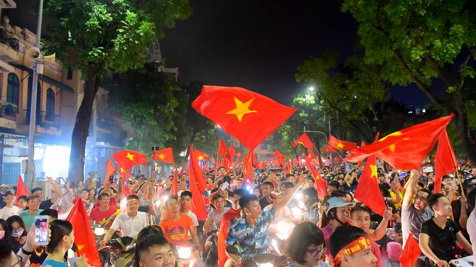 Hình ảnh hàng trăm nghìn người reo mừng chiến thắng của Olympic Việt Nam nhìn từ trên cao - 8 Hình ảnh hàng trăm nghìn người reo mừng chiến thắng của Olympic Việt Nam nhìn từ trên cao - 8