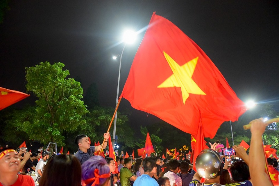 Hình ảnh hàng trăm nghìn người reo mừng chiến thắng của Olympic Việt Nam nhìn từ trên cao - 9 Không khí cuồng nhiệt trên đường phố.