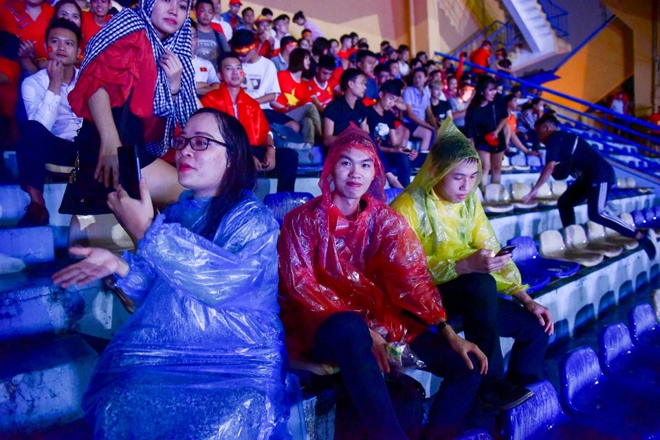 Người hâm mộ đội mưa cổ vũ Olympic Việt Nam tại sân Hàng Đẫy - 11
Livestream trên sân Hàng Đẫy.