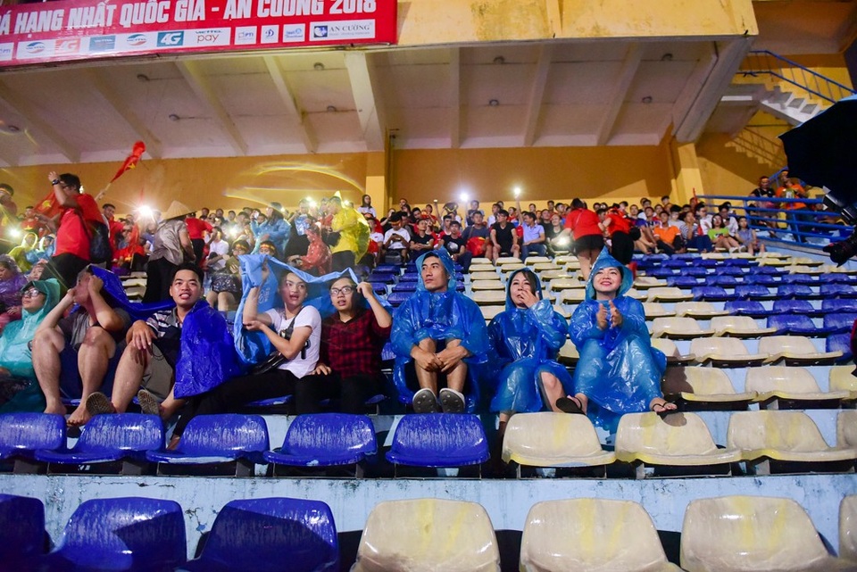 Người hâm mộ đội mưa cổ vũ Olympic Việt Nam tại sân Hàng Đẫy - 7
Dù trời mưa nhưng các cổ động viên vẫn rất nhiệt tình cổ vũ.