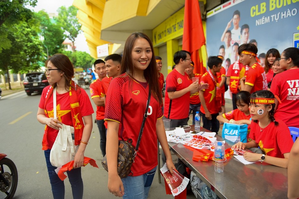 Người hâm mộ đội mưa cổ vũ Olympic Việt Nam tại sân Hàng Đẫy - 5
Nữ cổ động viên xếp hàng mua vé vào sân cổ vũ Olympic Việt Nam.
