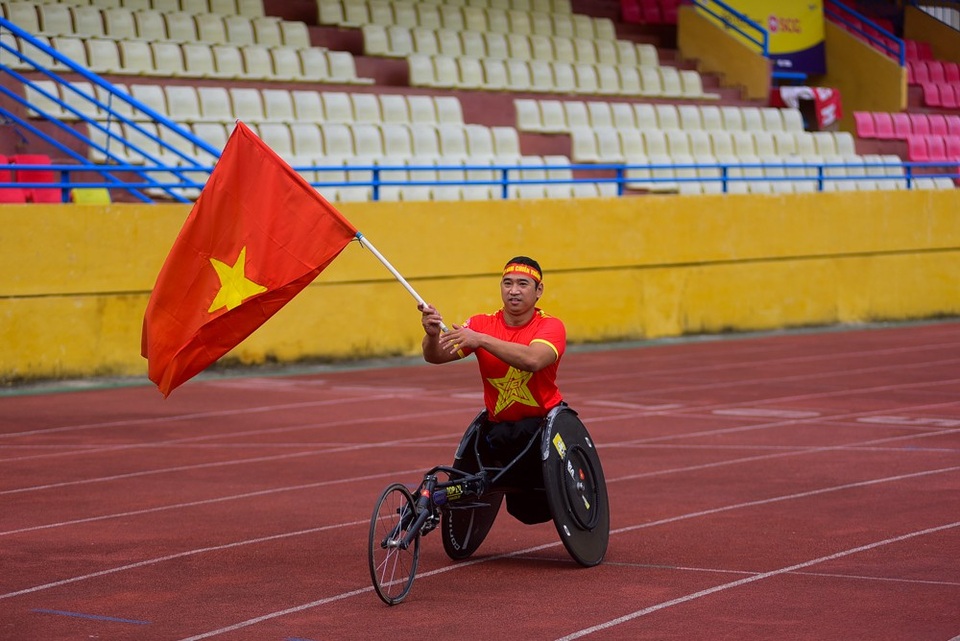 Người hâm mộ đội mưa cổ vũ Olympic Việt Nam tại sân Hàng Đẫy - 6
Anh Trần Phúc Đạt, thành viên đội thể thao người khuyết tật Hà Nội, đi từ Hưng Yên lên Hà Nội từ rất sớm để cổ vũ cho đội tuyển.