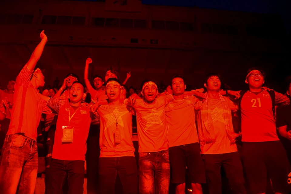 Người hâm mộ đội mưa cổ vũ Olympic Việt Nam tại sân Hàng Đẫy - 2 Người hâm mộ đội mưa cổ vũ Olympic Việt Nam tại sân Hàng Đẫy - 2