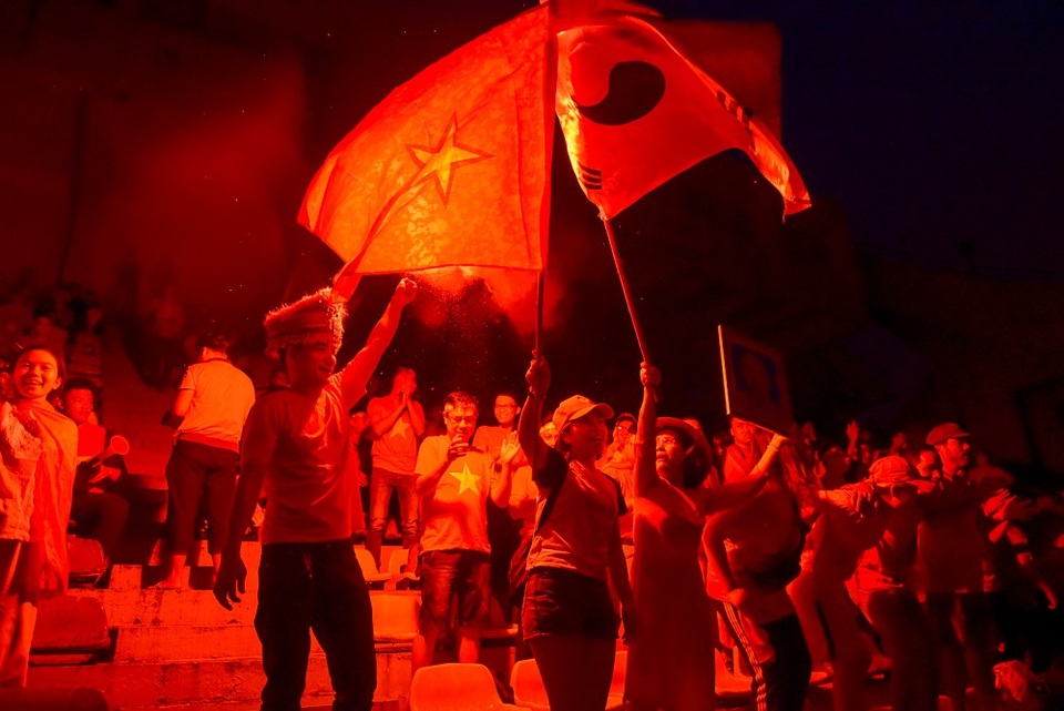 Người hâm mộ đội mưa cổ vũ Olympic Việt Nam tại sân Hàng Đẫy - 3
Cổ động viên mặc áo cờ đỏ sao vàng, mang theo quốc kì và hừng hực khí thế cổ vũ cho đội nhà.