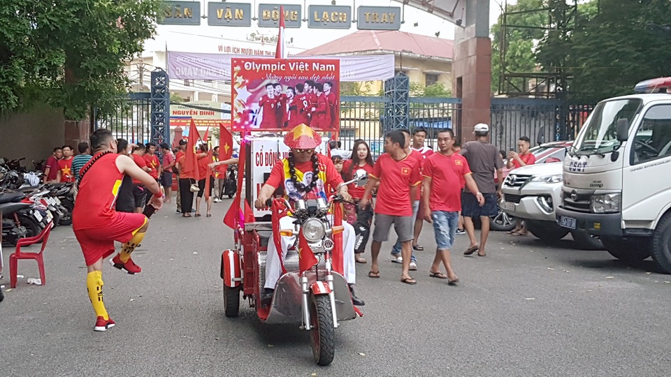 Hải Phòng sẵn sàng cho trận đấu giữa Olympic Việt Nam và Syria - 2
Cổ động viên diễu hành bên ngoài sân
