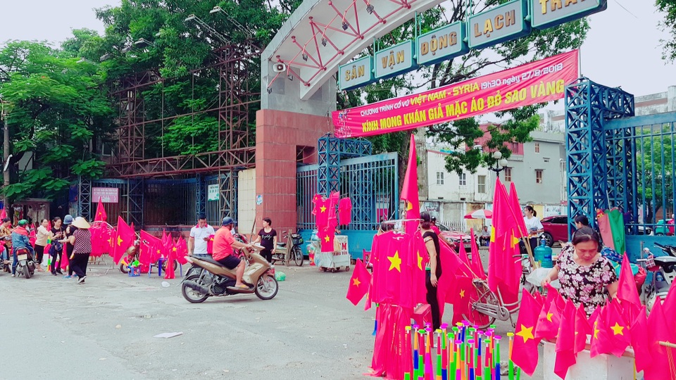 Hải Phòng sẵn sàng cho trận đấu giữa Olympic Việt Nam và Syria - 9
Trước cửa sân vận động Lạch Tray từ sớm áo đỏ sao vàng, cờ, kèn...đã được bày bán