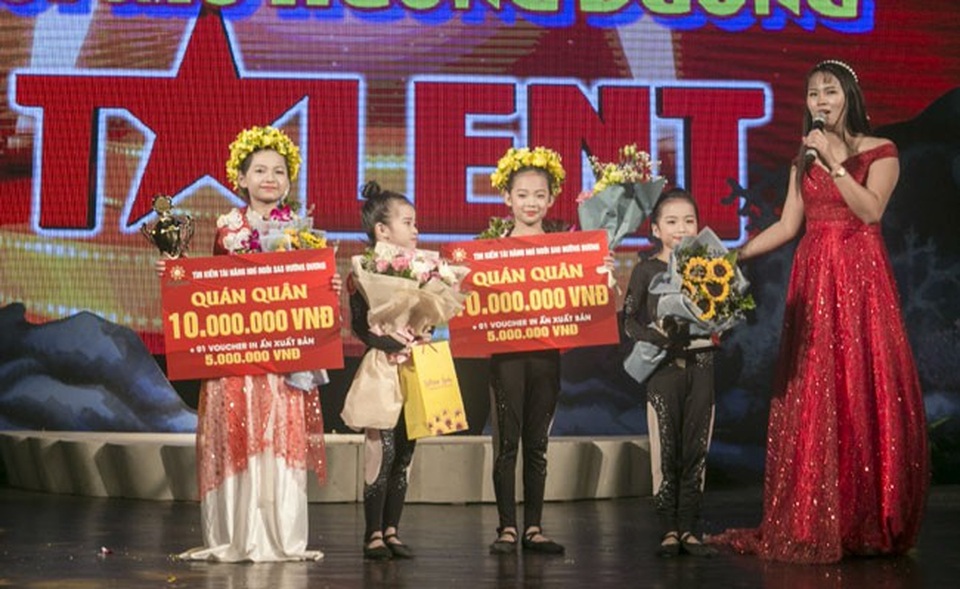 Cô bé 11 tuổi giành giải Nhất cuộc thi Tìm kiếm tài năng nhí - 3 Hai giải thưởng cao nhất được trao cho cô bé Đinh Trần Khánh Vy và nhóm Emmy.