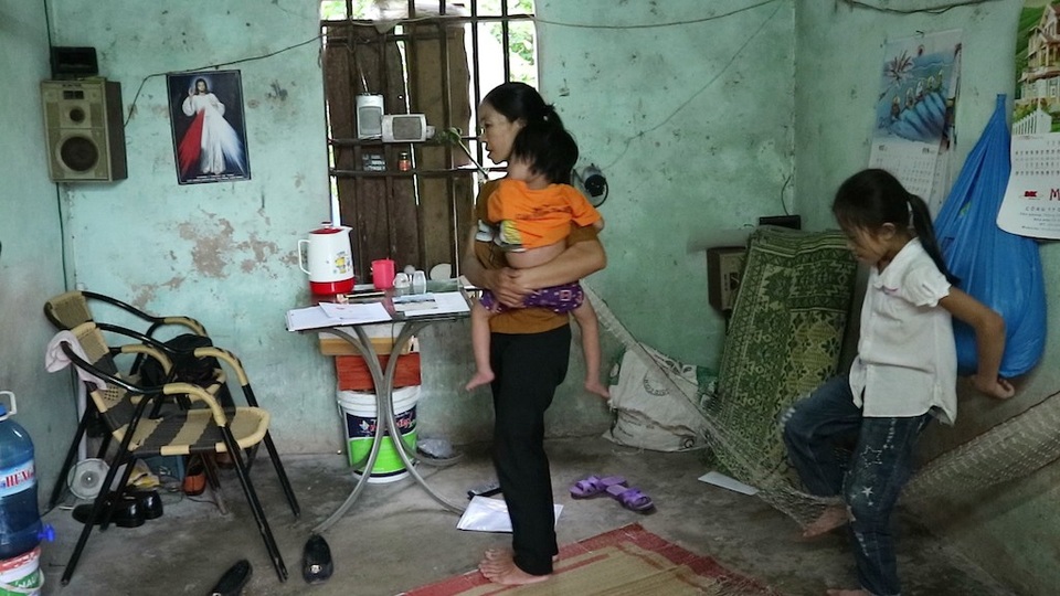 Nhói lòng bé 2 tuổi khóc trắng đêm vì mắc bệnh tim bẩm sinh - 9 Trong nhà ngổn ngang những thứ chẳng đá giá trị chút nào.