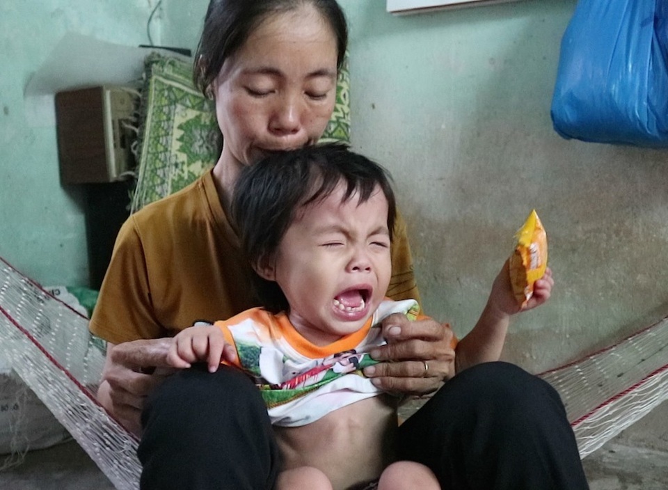 Nhói lòng bé 2 tuổi khóc trắng đêm vì mắc bệnh tim bẩm sinh - 8 Bé Như Ý vật vã khóc lóc trong đau đớn.