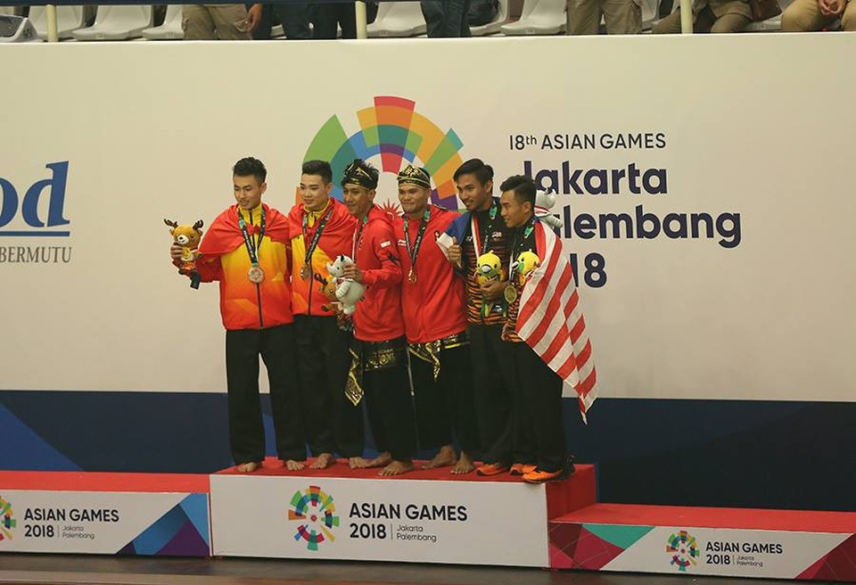 Kết quả thi đấu Asiad 2018 ngày 27/8: HCV thứ 2 cho Việt Nam - 16
Các vận động viên Pencak Silat nhận huy chương ở nội dung biễu diễn đối luyện đôi nam