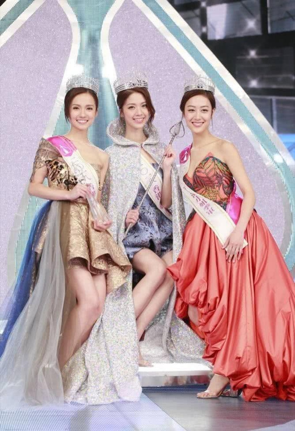 Hoa hậu Hồng Kong 2018 được khen vì sở hữu vẻ đẹp tự nhiên - 1
Ba người đẹp đăng quang trong cuộc thi Hoa hậu Hồng Kong 2018, tối 26/8.