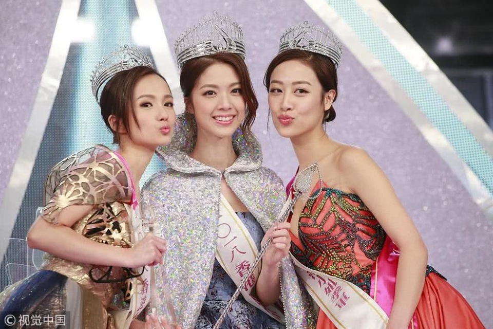 Hoa hậu Hồng Kong 2018 được khen vì sở hữu vẻ đẹp tự nhiên - 2
Ba cô gái đăng quang được cư dân mạng khen ngợi xứng đáng vì sở hữu vẻ đẹp tự nhiên.