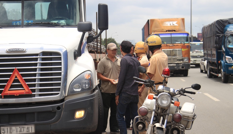 Bị CSGT xử phạt, tài xế xin thông cảm vì tháng… “xá tội vong nhân" - 3 Lực lượng CSGT Rạch Chiếc xuất hiện khiến nhiều tài xế đang ăn cơm phải tháo chạy. Tuy nhiên các tài xế vi phạm này đã bị CSGT chặn giữ để xử lý.