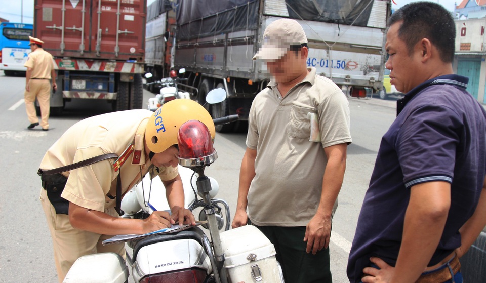 Bị CSGT xử phạt, tài xế xin thông cảm vì tháng… “xá tội vong nhân" - 7 Tuy nhiên, lực lượng CSGT đã giải thích về mối nguy hiểm của hành vi vi phạm, đe dọa tính mạng người tham gia giao thông của các lái xe...