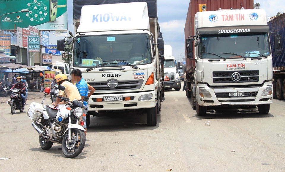 Bị CSGT xử phạt, tài xế xin thông cảm vì tháng… “xá tội vong nhân" - 2 Bị CSGT xử phạt, tài xế xin thông cảm vì tháng… “xá tội vong nhân" - 2