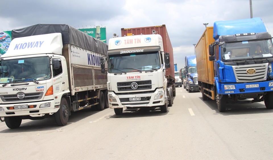 Bị CSGT xử phạt, tài xế xin thông cảm vì tháng… “xá tội vong nhân" - 1
Hàng loạt xe tải, xe đầu kéo container... bất chấp khu vực có biển cấm, đậu tràn lan trên QL1 gây ảnh hưởng nghiêm trọng đến lưu thông và ATGT.