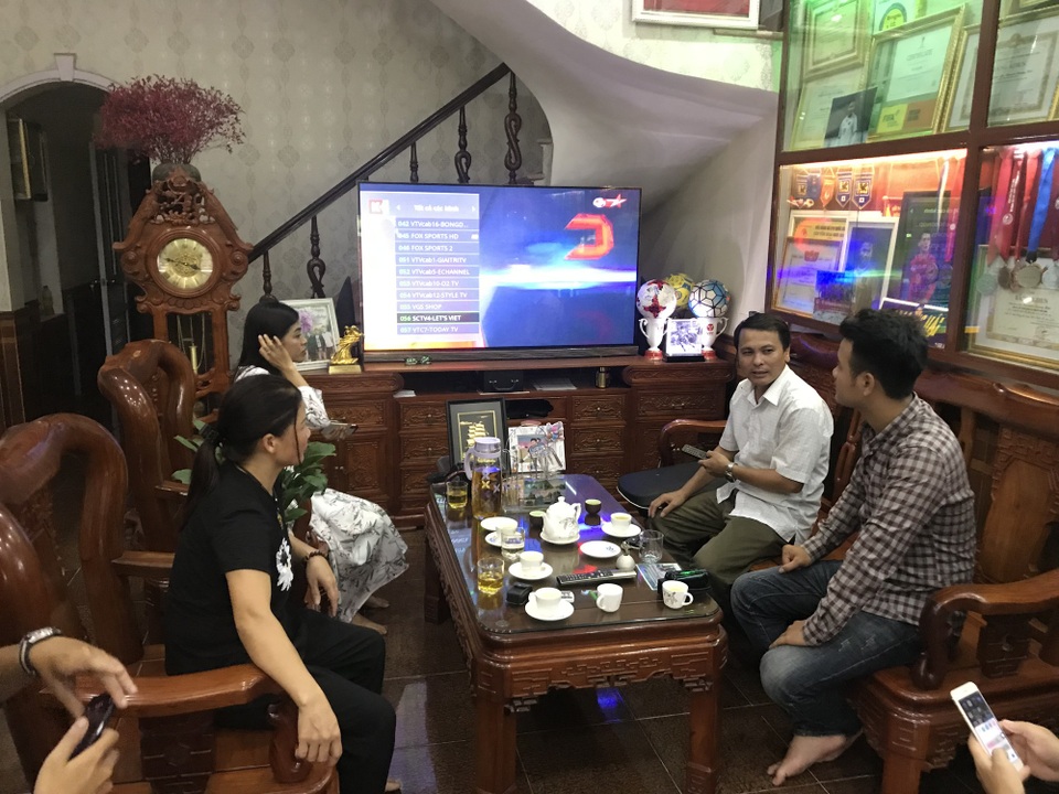 Bố tiền vệ Quang Hải mong con trai chiến đấu hết mình trong trận đấu tối nay - 4 Nhiều bà con hàng xóm sang nhà ông Thuần để theo dõi trận đấu tối nay.