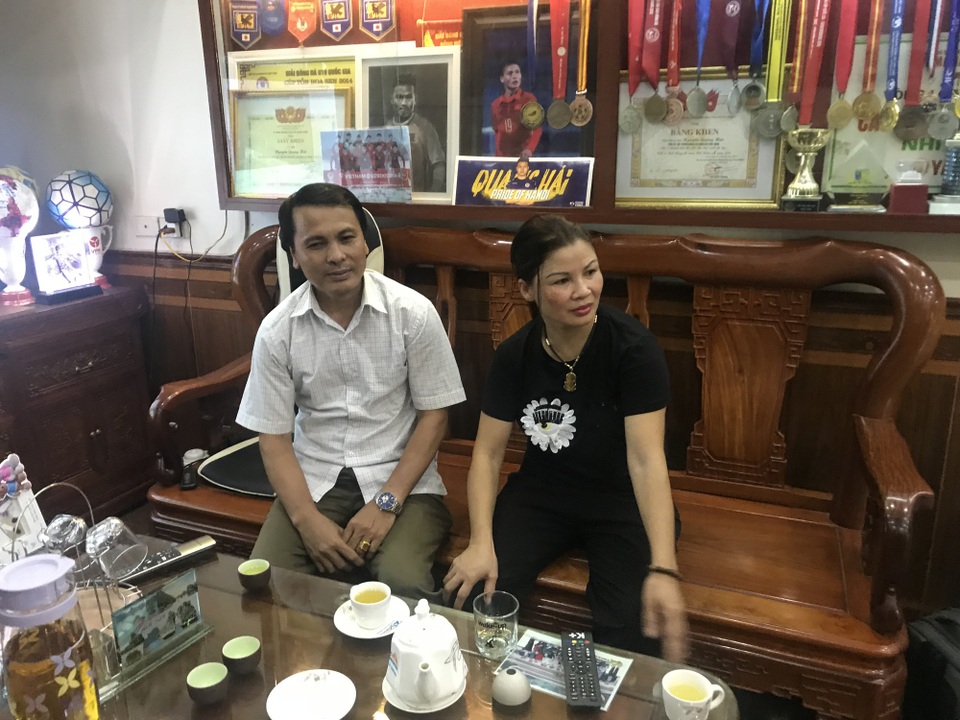 Bố tiền vệ Quang Hải mong con trai chiến đấu hết mình trong trận đấu tối nay - 2 Ông Nguyễn Quang Thuần và bà Nguyễn Thị Cúc, bố mẹ cầu thủ Quang Hải.