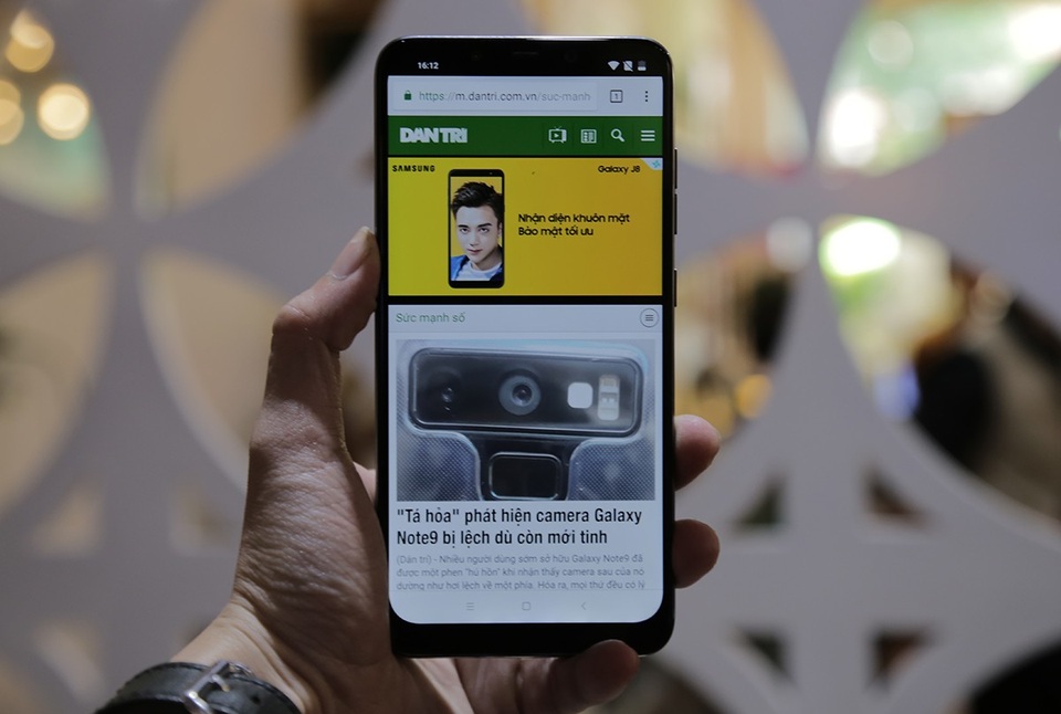 Xiaomi tung Pocophone cấu hình như "siêu phẩm", giá dưới 9 triệu đồng - 4
Pocophone F1 có màn hình 6,18 inch khá lớn.