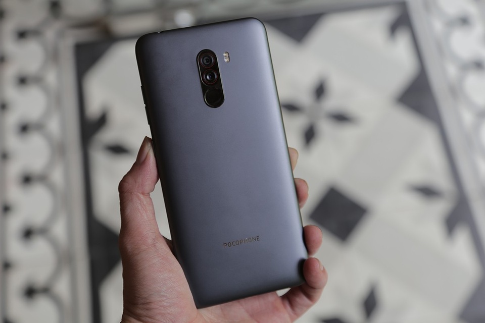 Xiaomi tung Pocophone cấu hình như "siêu phẩm", giá dưới 9 triệu đồng - 6
Thiết kế mặt lưng với camera kép và cảm ứng vân tay dưới camera.