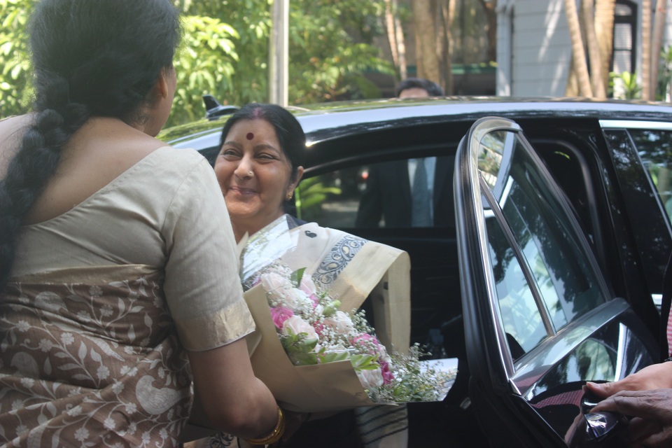 Ngoại trưởng Ấn Độ khánh thành tượng Mahatma Gandhi tại Việt Nam - 1 Ngoại trưởng Ấn Độ Sushma Swaraj hôm nay 27/8 đã dự lễ khánh thành bức tượng bán thân của nhà lãnh đạo, vị anh hùng dân tộc vĩ đại của Ấn Độ Mahatma Gandhi.