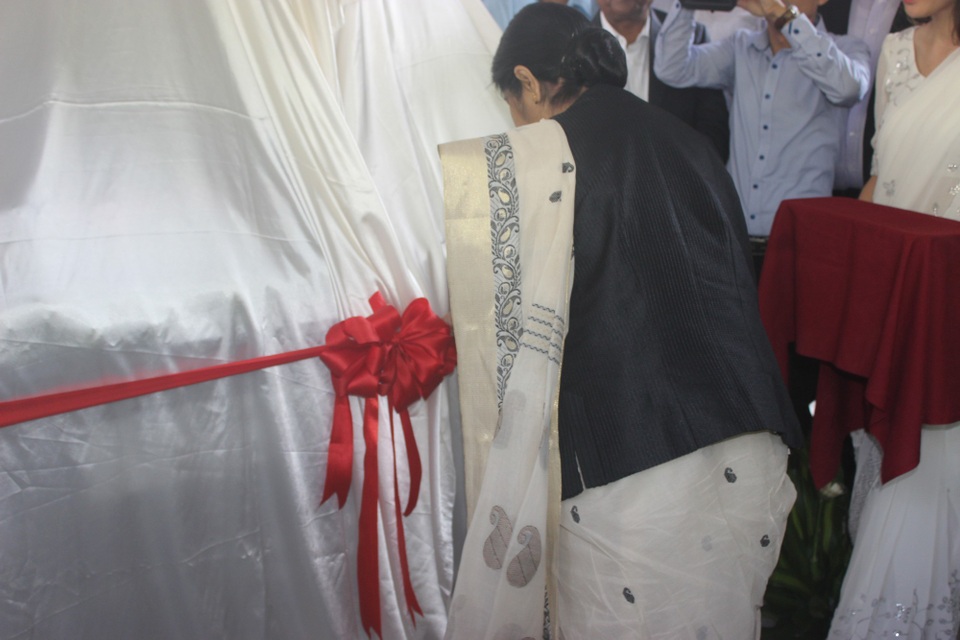 Ngoại trưởng Ấn Độ khánh thành tượng Mahatma Gandhi tại Việt Nam - 2 Ngoại trưởng Sushma Swaraj cắt băng khánh thành tượng Mahatma Gandhi trước sự chứng kiến của Đại sứ Ấn Độ tại Việt Nam Parvathaneni Harish cùng các quan chức ngoại giao và đông đảo cộng đồng người Ấn Độ tại Việt Nam.