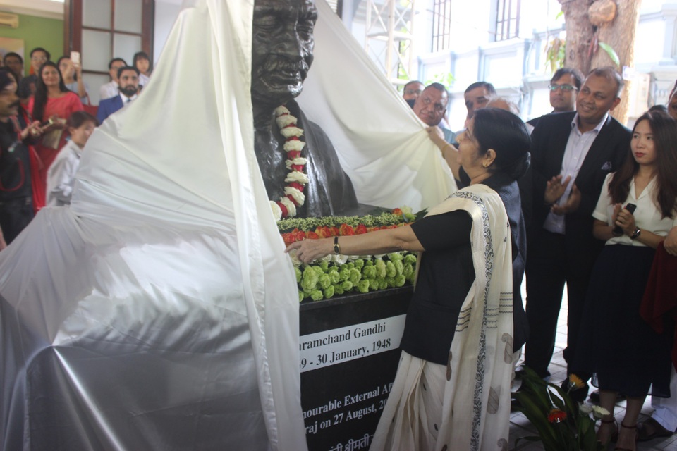 Ngoại trưởng Ấn Độ khánh thành tượng Mahatma Gandhi tại Việt Nam - 3 Bức tượng Mahatma Gandhi được đặt trong khuôn viên đại sứ quán Ấn Độ tại Hà Nội.