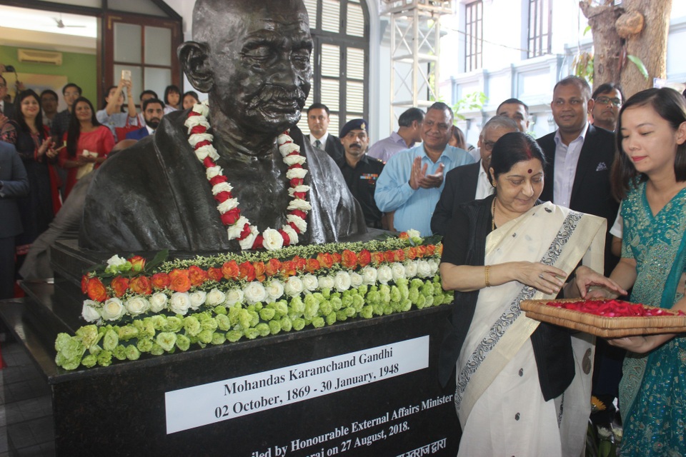 Ngoại trưởng Ấn Độ khánh thành tượng Mahatma Gandhi tại Việt Nam - 4 Ngoại trưởng Sushma Swaraj thực hiện nghi lễ rắc hoa trước bức tượng của nhà lãnh đạo Mahatma Gandhi.
