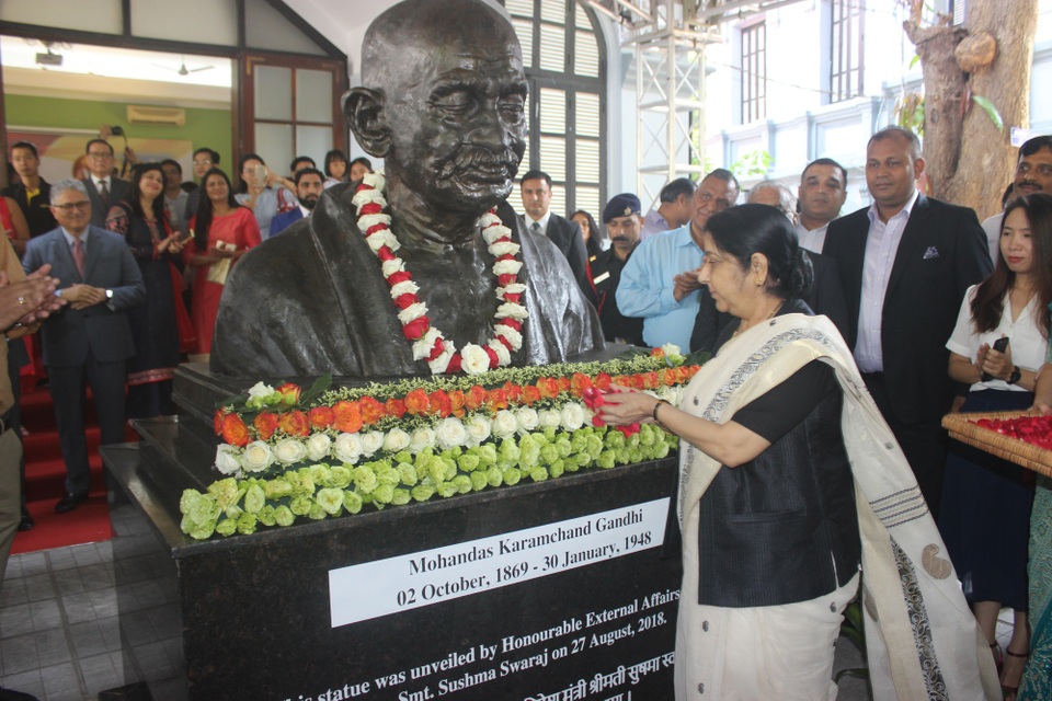Ngoại trưởng Ấn Độ khánh thành tượng Mahatma Gandhi tại Việt Nam - 5
Sự kiện khánh thành bức tượng được tổ chức hướng tới kỷ niệm 150 năm ngày sinh của nhà lãnh đạo Mahatma Gandhi (2/10/1869).